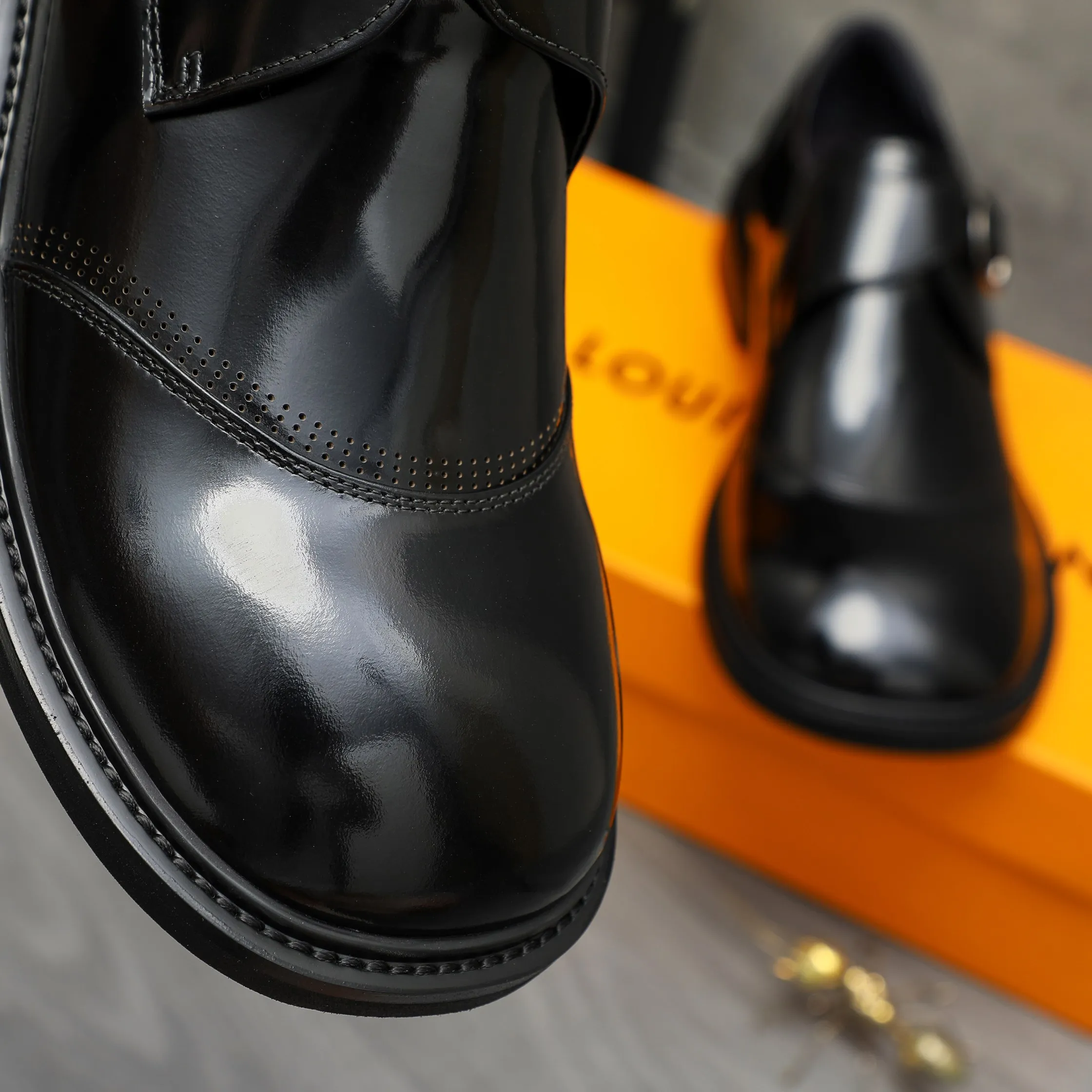 Men's Men's Shoes 💰580 Product trademark: LV "Louis Vuitton" business buckle slip-ons Leather shoes Regular size: 37-46 Product materials: Selected high-quality pearlescent cowhide upper, pigskin lining, rubber outsole